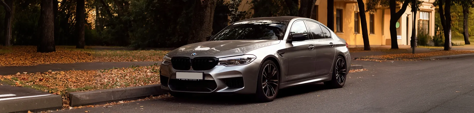 Coche deportivo gris aparcado en la calle, ejemplo de coches importados de Alemania