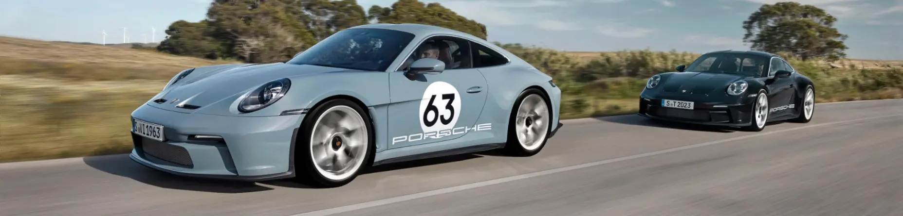 Vehículos Porsche deportivos circulando en carretera procedentes de importación desde Alemania.