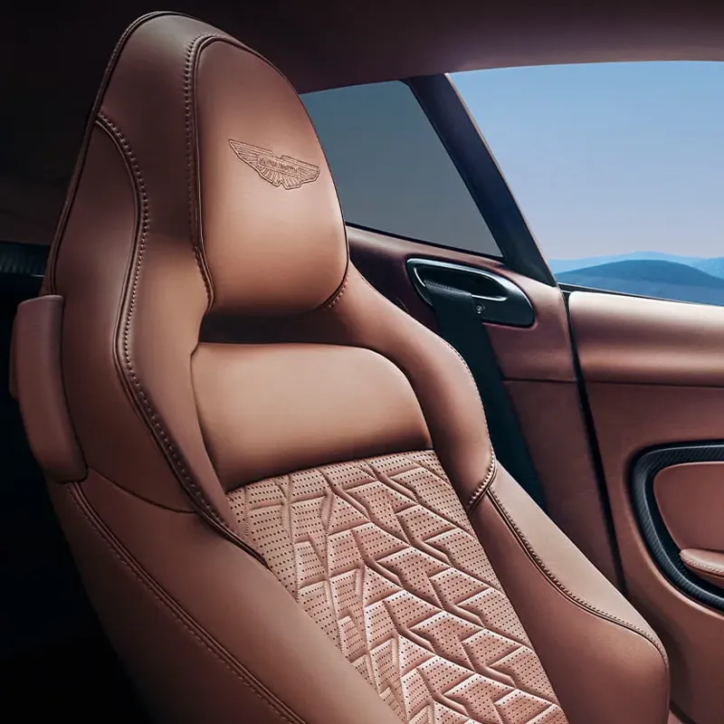 Asiento de cuero premium en Aston Martin disponible para importar con interior de lujo