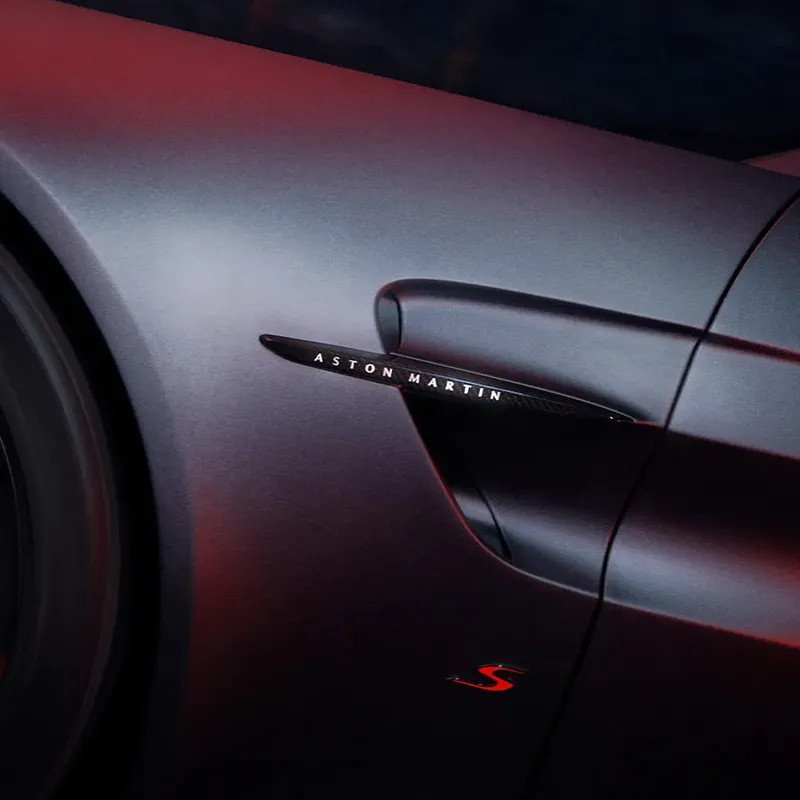Emblema lateral en deportivo Aston Martin listo para importar