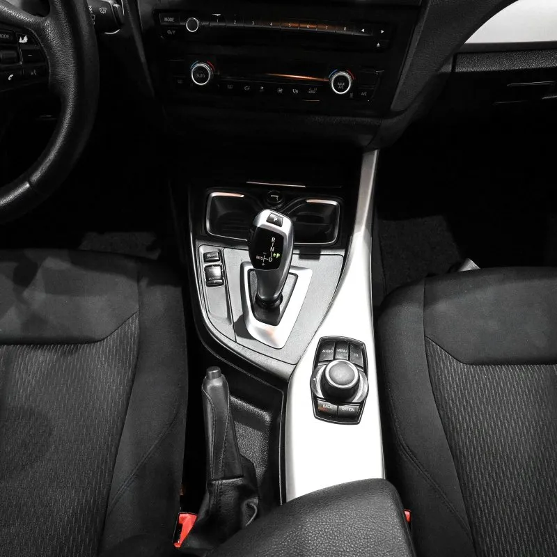 Consola central con cambio automático en deportivos importados de Alemania