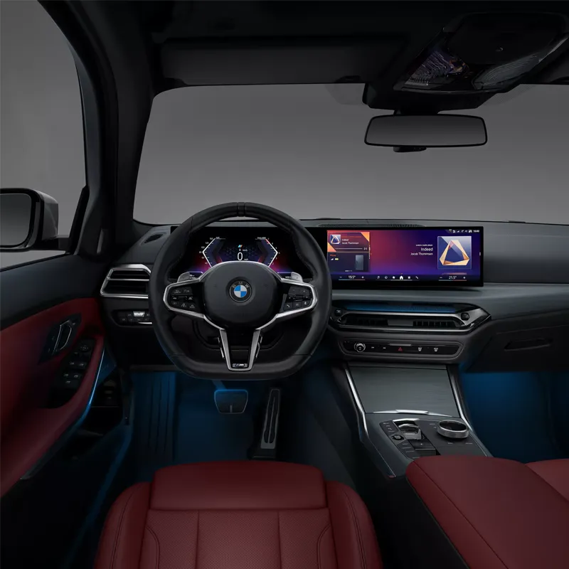 Interior deportivo con pantalla digital típico de coches importados de Alemania