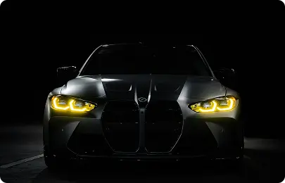 Coupé premium BMW Serie 4 de importación circulando a plena luz del día