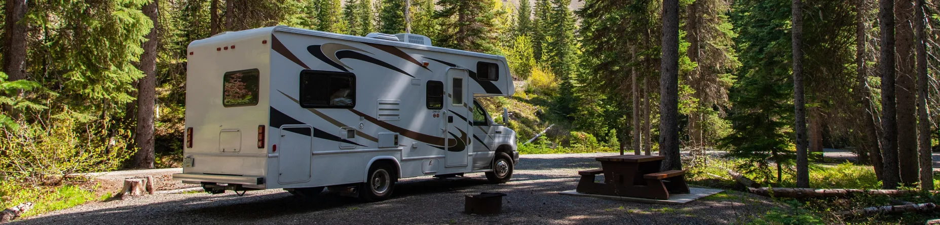 Furgoneta camper importada de Alemania aparcada en área natural de montaña