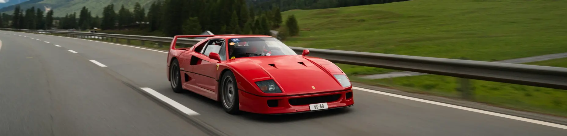 Ferrari F40 de importación en color rojo circulando por autopista