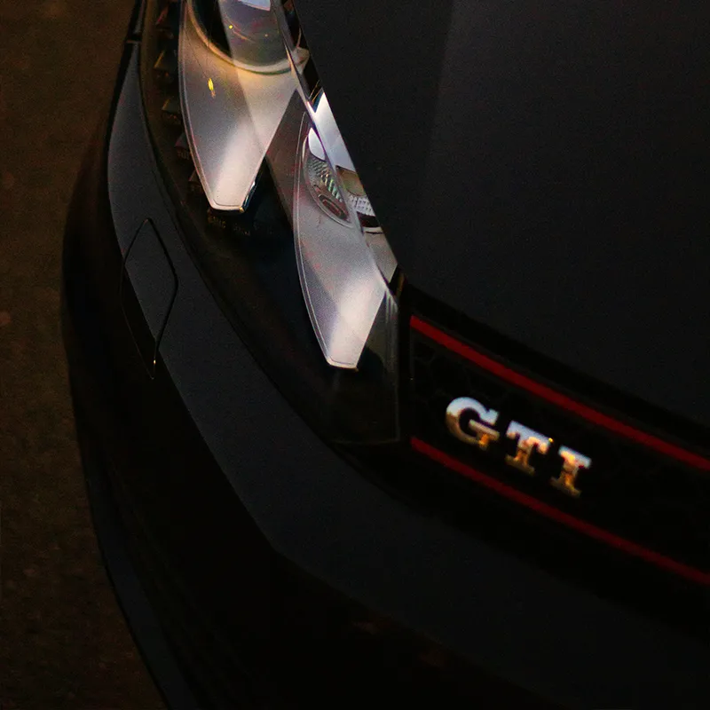 Detalle del frontal deportivo en Volkswagen Golf GTI de importación desde Alemania.