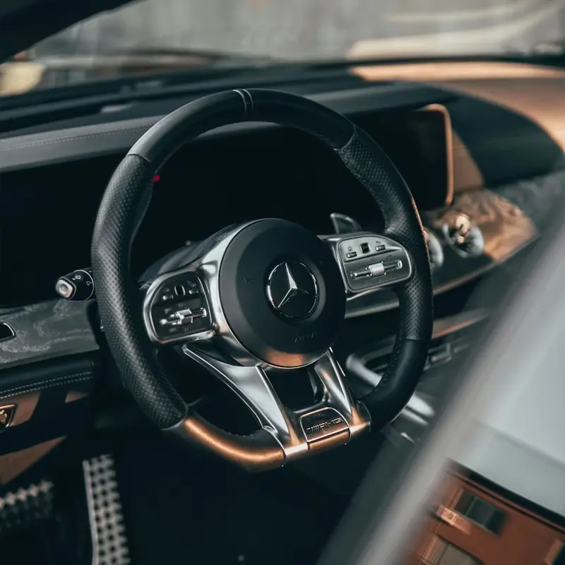 Importar Mercedes de Alemania con interior premium y volante deportivo.