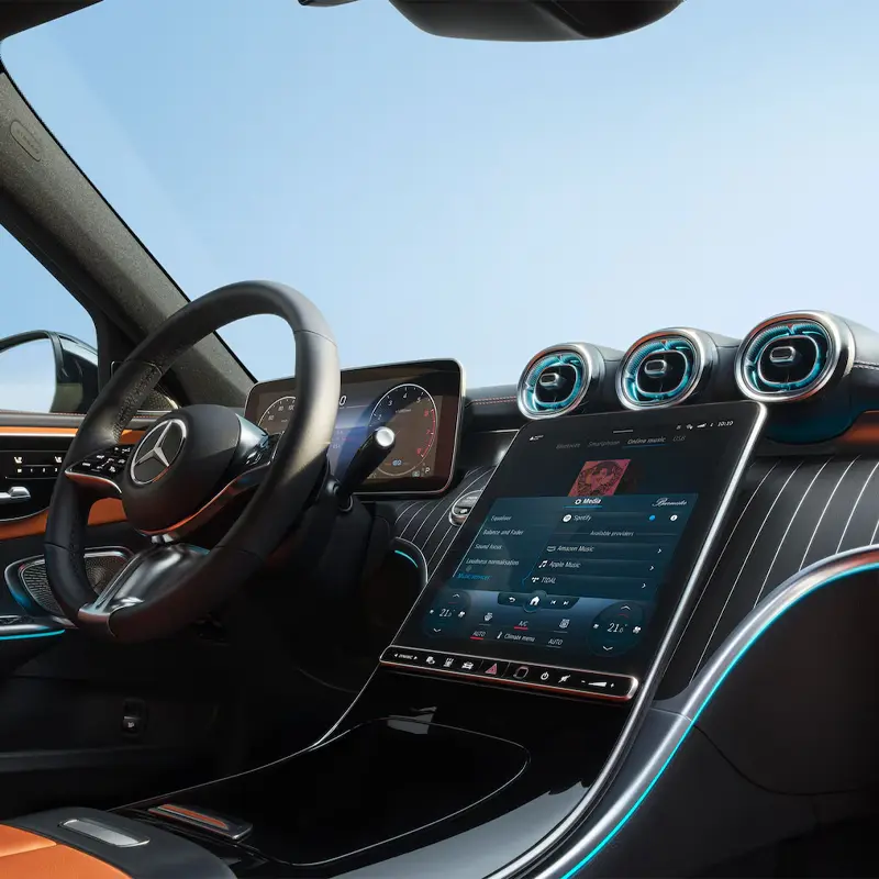 Pantalla multimedia y cabina tecnológica en Mercedes de importación desde Alemania.