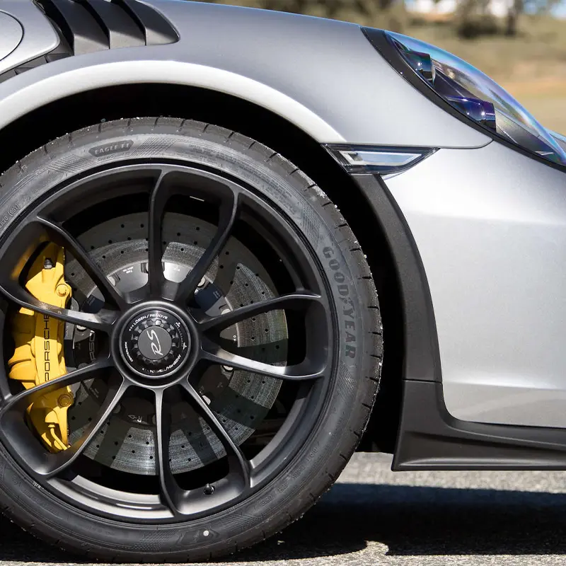 Llanta y frenos deportivos en Porsche de importación de alto rendimiento.