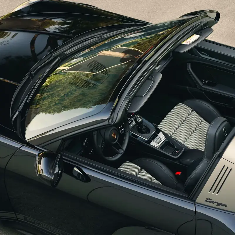 Vista superior del interior de Porsche con acabados premium de importación.