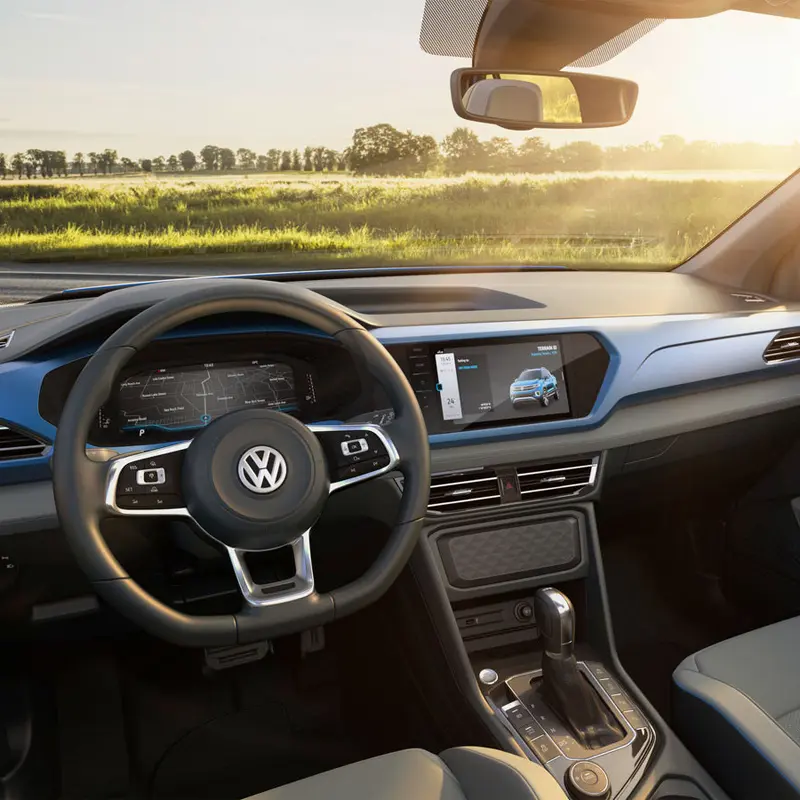 Interior moderno de Volkswagen de importación desde Alemania con volante y pantalla digital.